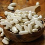 Görseldeki ürün, yüksek lif, bitkisel protein ve mineral zengini bir bakliyat türü olan kuru fasulyedir. Mutfaklarda genellikle sulu yemek, piyaz ve çorba yapımında tercih edilir